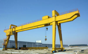 Grue portique industrielle double poutre jaune installée sur site logistique au Maroc